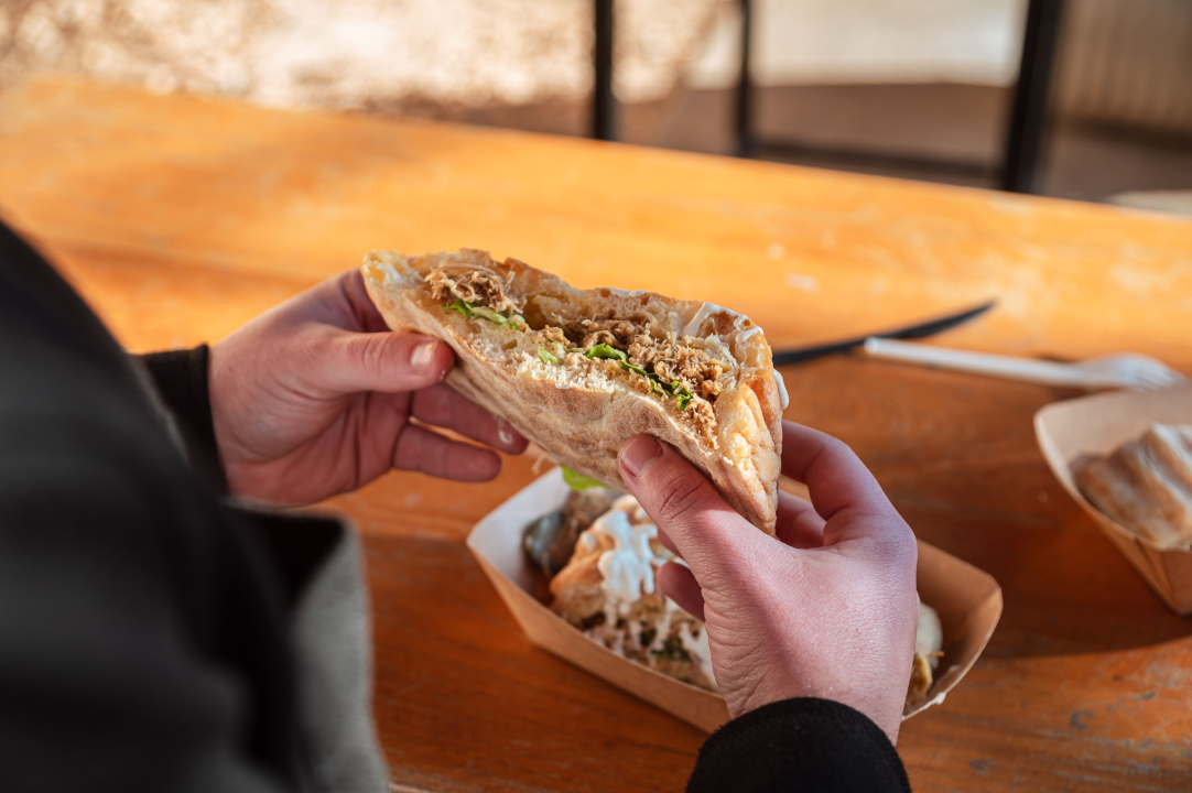 FOTO Novi šibenski street food: Broot Al’ No.1 donosi gotova jela, slasne sendviče i svjetski hit – spud bud krumpir! 