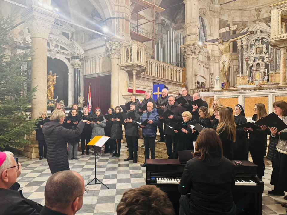 Stoljetni običaj živ i danas: U ponoć zazvonila šibenska zvona i najavila Božić