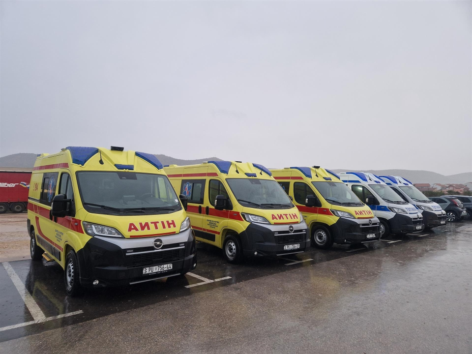 Stiglo šest novih specijaliziranih medicinskih vozila u Šibenik: 'Našem su Zavodu ona najbolji božićni poklon'