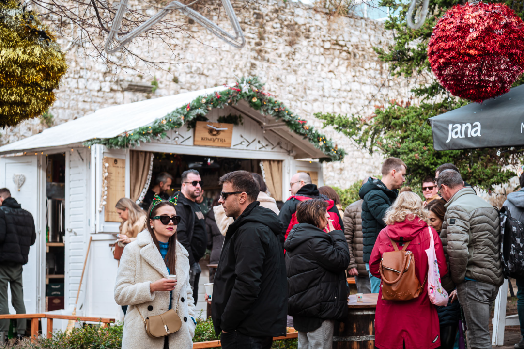 Badnjak u Šibeniku i ove godine uz savršeni soundtrack: Fenixi zapalili park