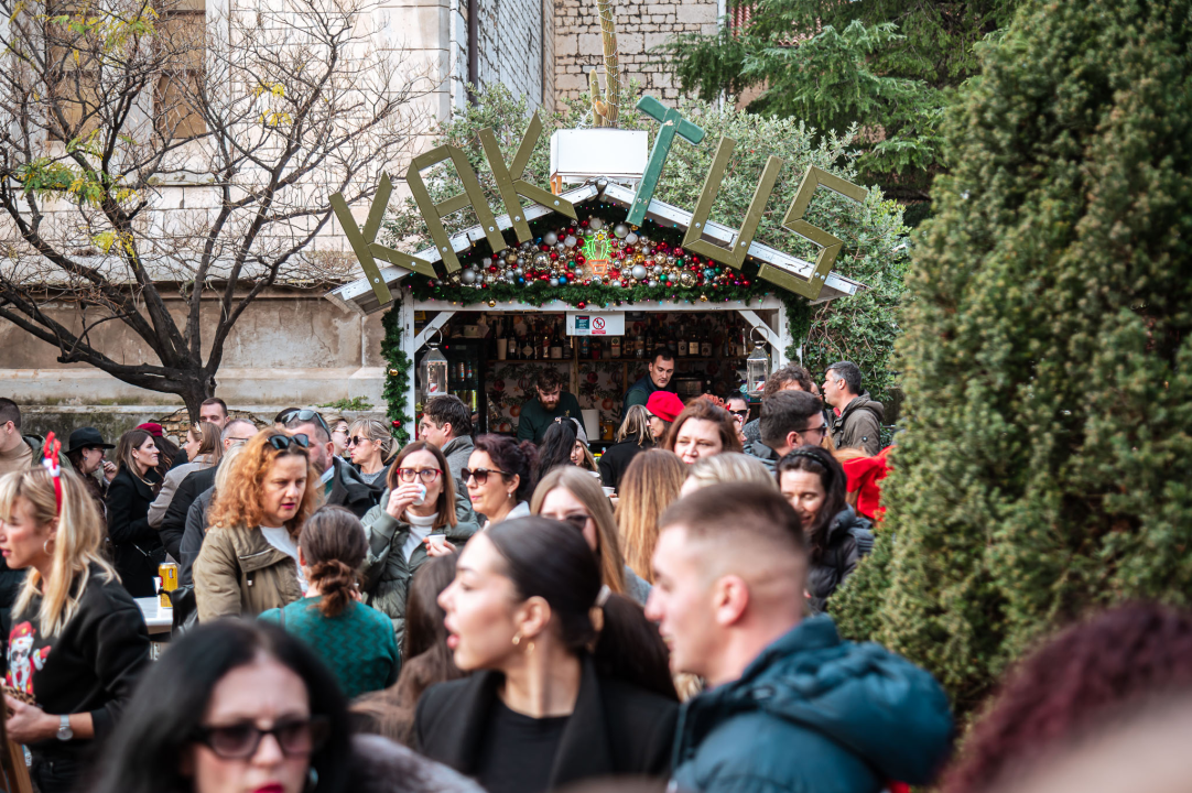 Badnjak u Šibeniku i ove godine uz savršeni soundtrack: Fenixi zapalili park