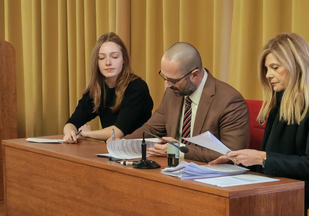 Grad Šibenik podijelio 50 stipendija: Studenti i Danijel Mileta potpisali ugovore u Gradskoj vijećnici