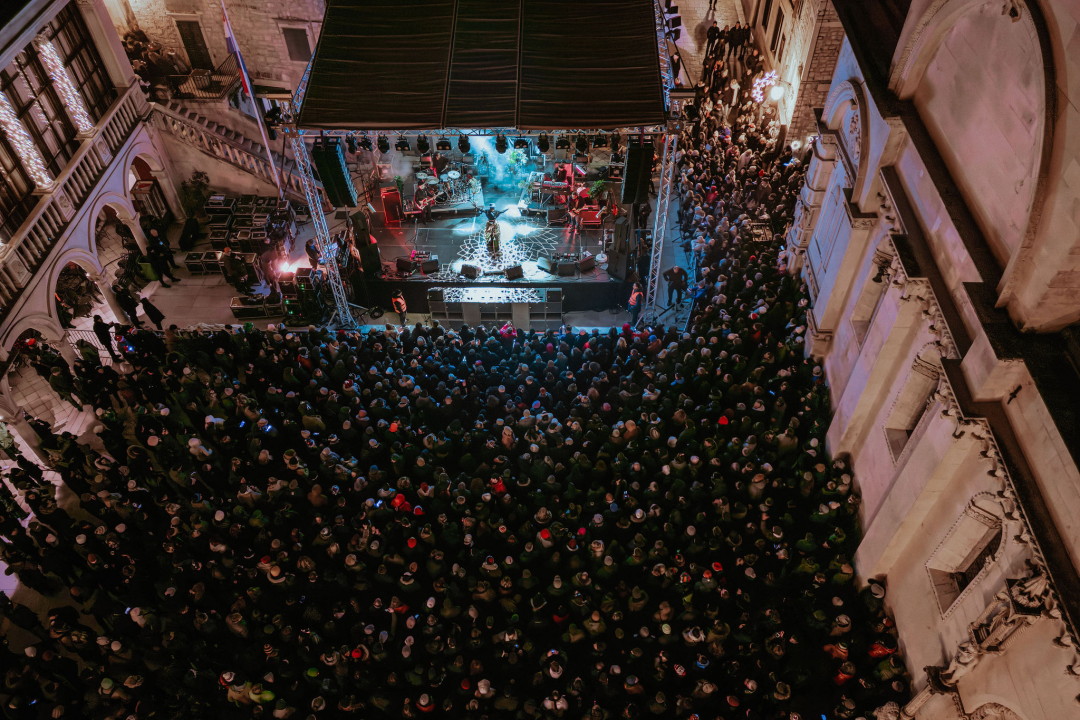 FOTO Šibenčani i gosti guštali u najluđoj noći na nekoliko lokacija, nije ih omela ni hladnoća