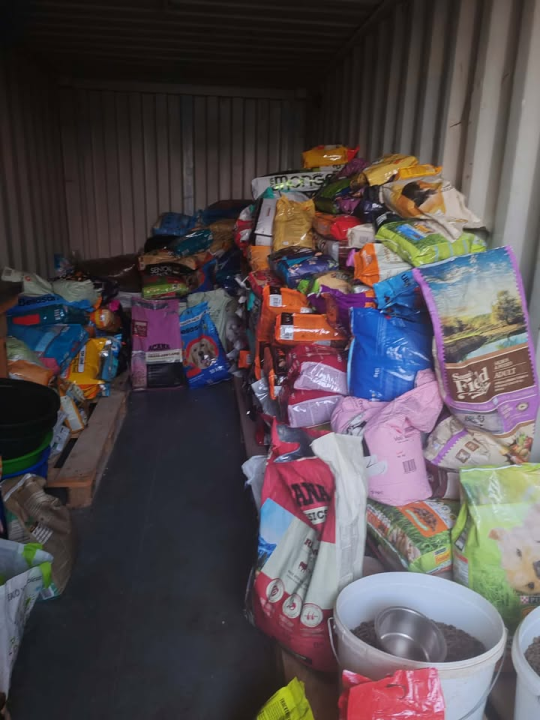 FOTO Kad je već neće u šibenskom AS Eku…Hrana za pse stigla u kninski i zadarski azil