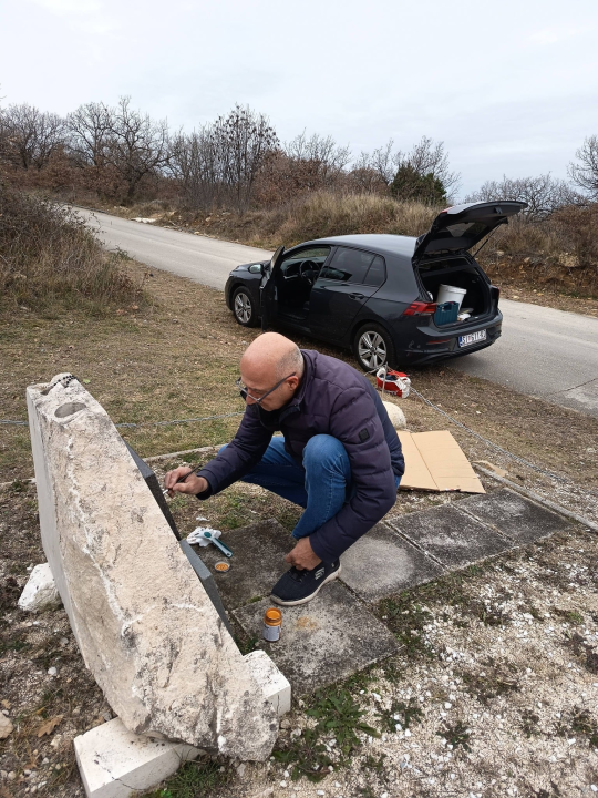 Članovi UDVDR-a Grada Šibenika obnovili spomen ploču Borisu Bratiću 
