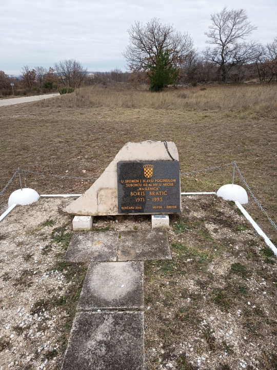 Članovi UDVDR-a Grada Šibenika obnovili spomen ploču Borisu Bratiću 