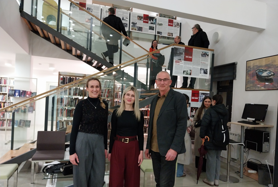 Otvorena izložba zidnih novina posvećena kninskom rock & rollu