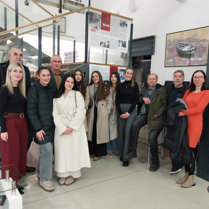 Otvorena izložba zidnih novina posvećena kninskom rock & rollu