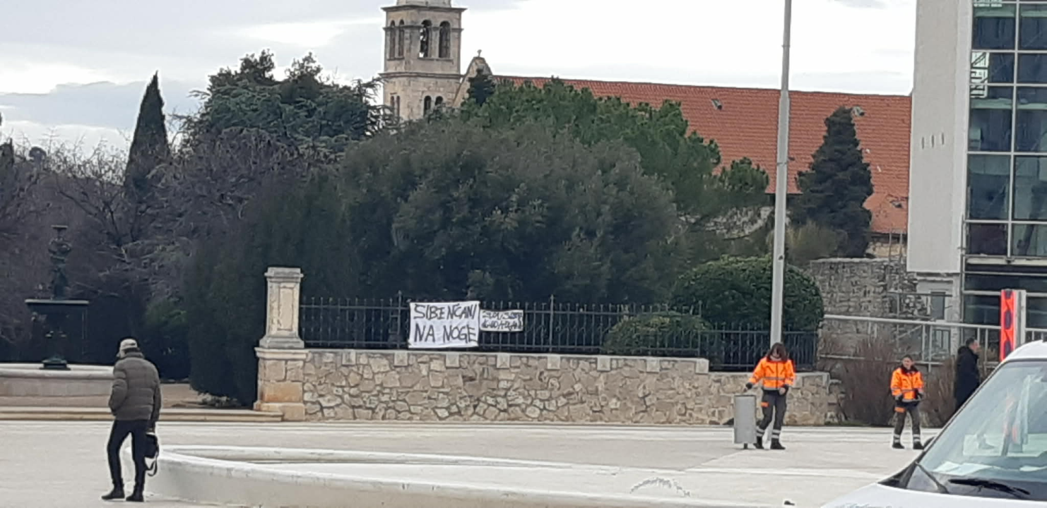 FOTO 'Šibenčani na noge' – Funcuti po gradu izvjesili transparente kojima pozivaju na subotnji mirni skup za spas HNK Šibenika