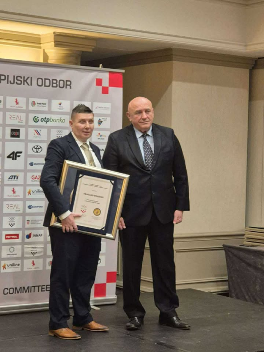 Priznanje kninskom treneru Draganu Pinjuhu za doprinos u obrani Hrvatske: Iz ratnih rana do sportskih pobjeda