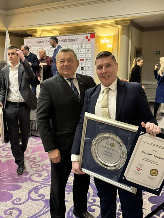Priznanje kninskom treneru Draganu Pinjuhu za doprinos u obrani Hrvatske: Iz ratnih rana do sportskih pobjeda