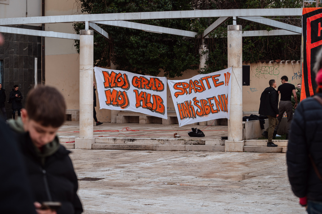 FOTO Funcuti ispred Grada odbili prihvatiti gašenje Šibenika: 'Šta će nam rotori kad nam odu dica?'