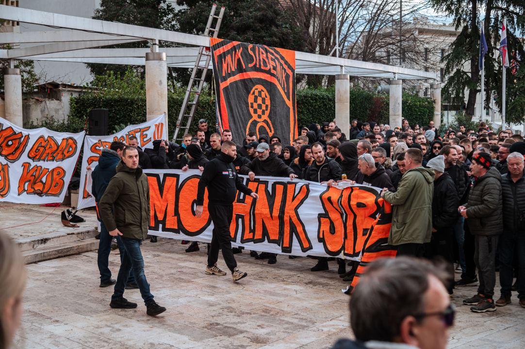 FOTO Funcuti ispred Grada odbili prihvatiti gašenje Šibenika: 'Šta će nam rotori kad nam odu dica?'