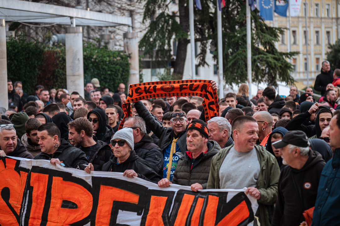 FOTO Funcuti ispred Grada odbili prihvatiti gašenje Šibenika: 'Šta će nam rotori kad nam odu dica?'
