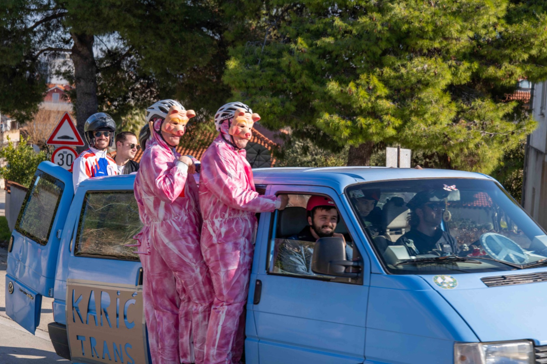 Vodička pokladna tradicija: 3 velika praščića pobjednici trke karića na balinjere