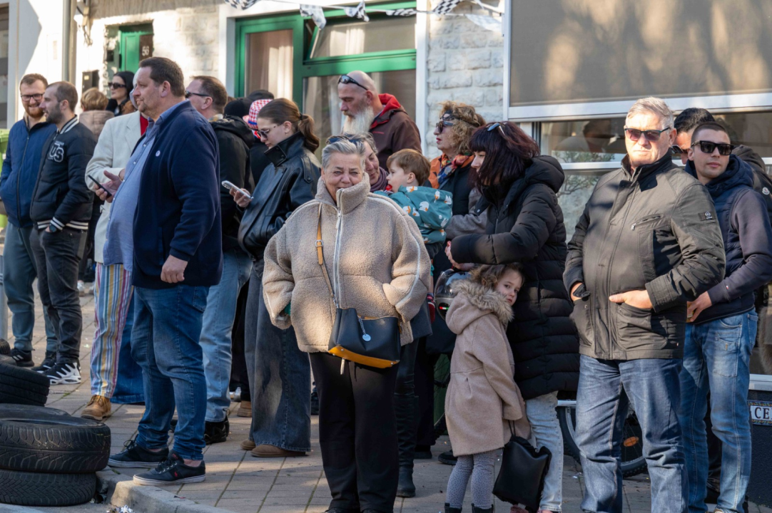 Vodička pokladna tradicija: 3 velika praščića pobjednici trke karića na balinjere