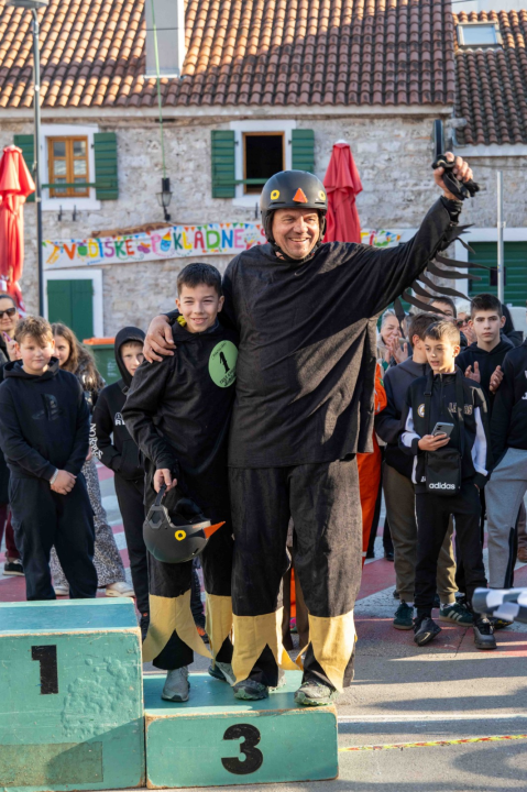 Vodička pokladna tradicija: 3 velika praščića pobjednici trke karića na balinjere
