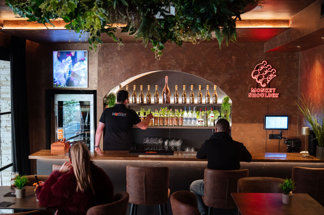 FOTO Mozart ovog mjeseca podiže ljestvicu zabave na novu razinu uz Nina Mrčelu, Sandija Cenova i Wine & Paint!