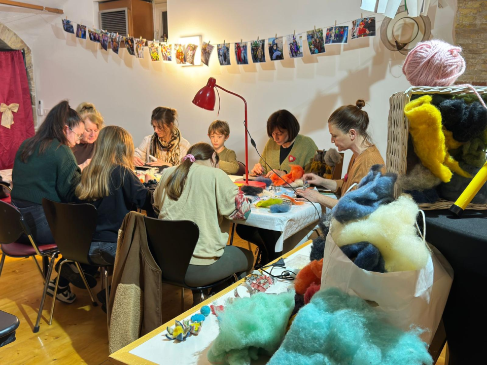Radionica izrade maski filcanom vunom održana u Art Podrumu