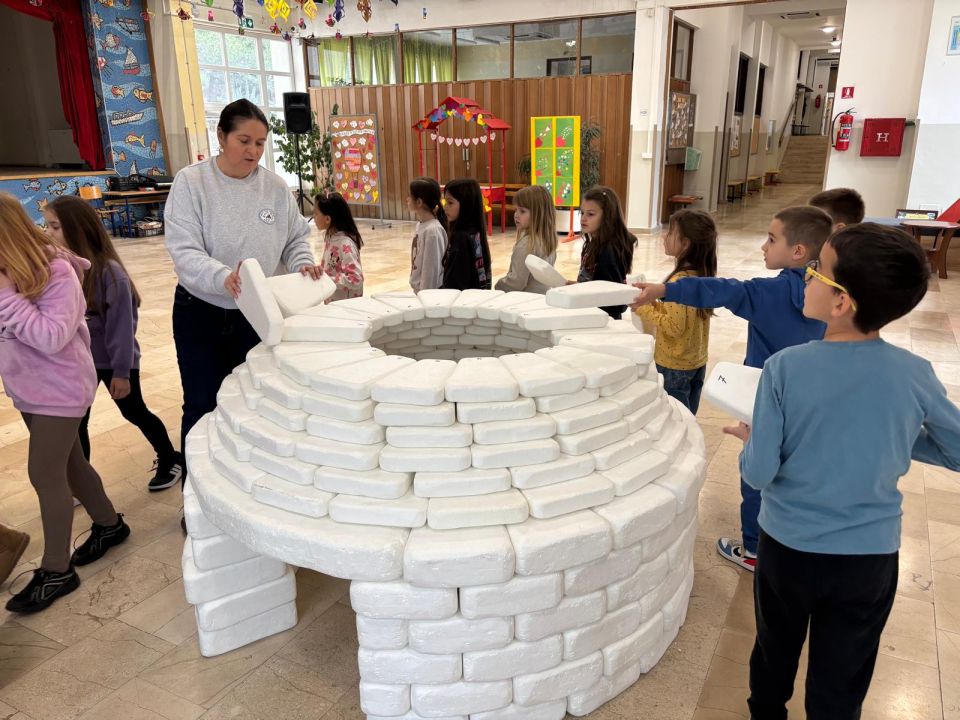 Prvašići šibenske OŠ Petra Krešimira IV okušali se u ulozi graditelja bunja