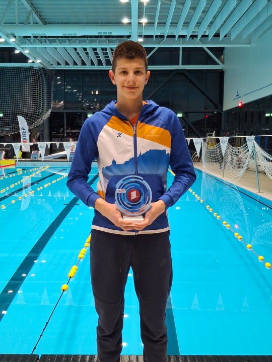 FOTO Ante Paladin kadetski viceprvak Hrvatske na 100 prsno, brončani na 50 metara, uz pehar u višeboju