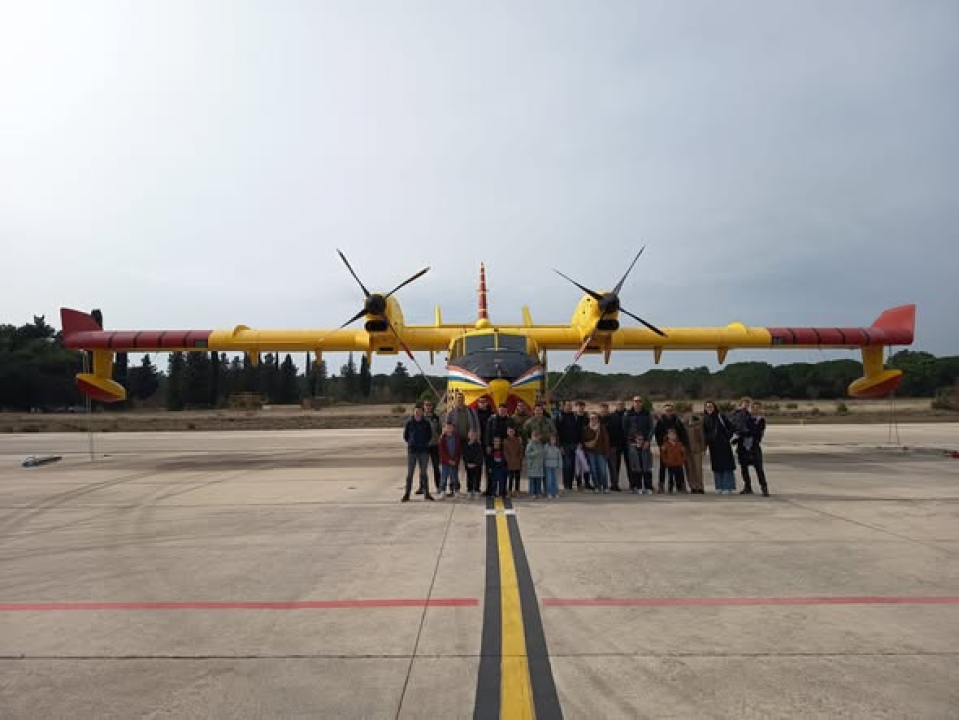 Članovi DVD-a Vodice i njihova djeca posjetili bazu kanadera u Zemuniku