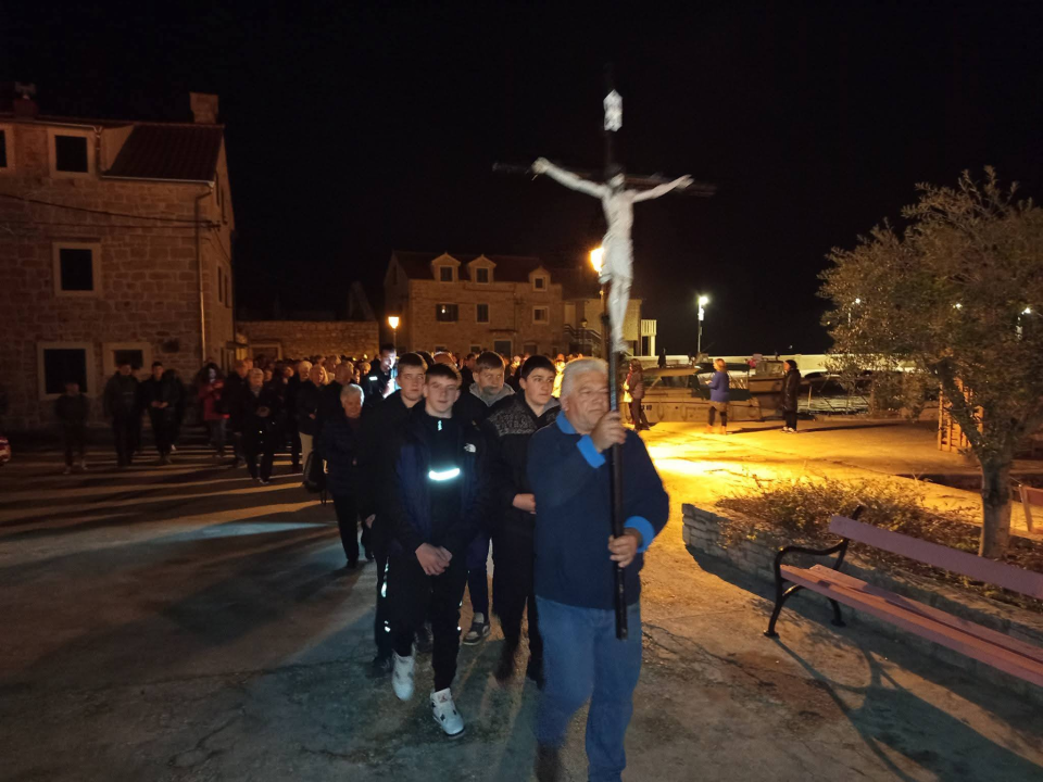 Proslava Antićeva: Vjernici Vodičkog dekanata hodočastili na Prvić 