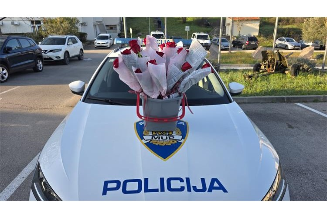 FOTO Šibenski policajci dijelili ruže savjesnim vozačicama 