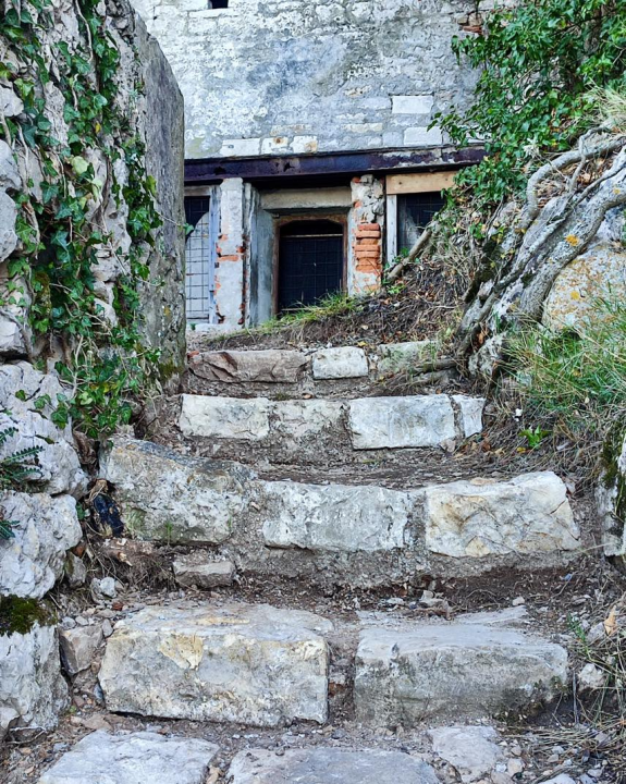 Uređena staza do špilje s crkvicom u Kanalu sv. Ante