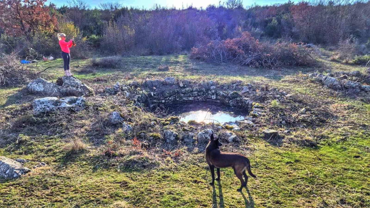Šibenski Lions Miroslav Krnić čistio stare ilirske bunare u Općini Unešić