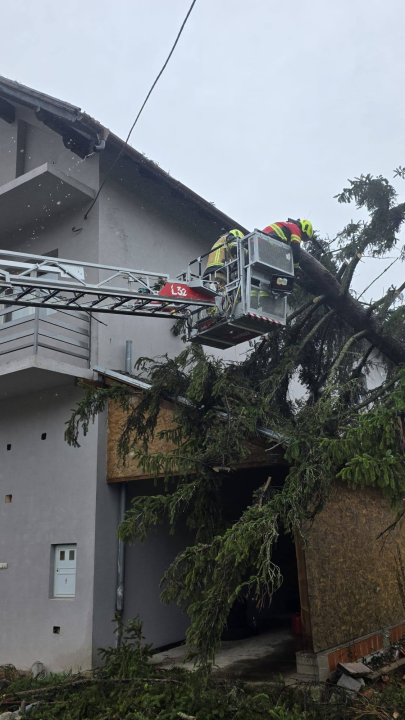 Oluja i snijeg digli sustav na noge: Preko 5 tisuća vatrogasaca spašavali i sanirali štete