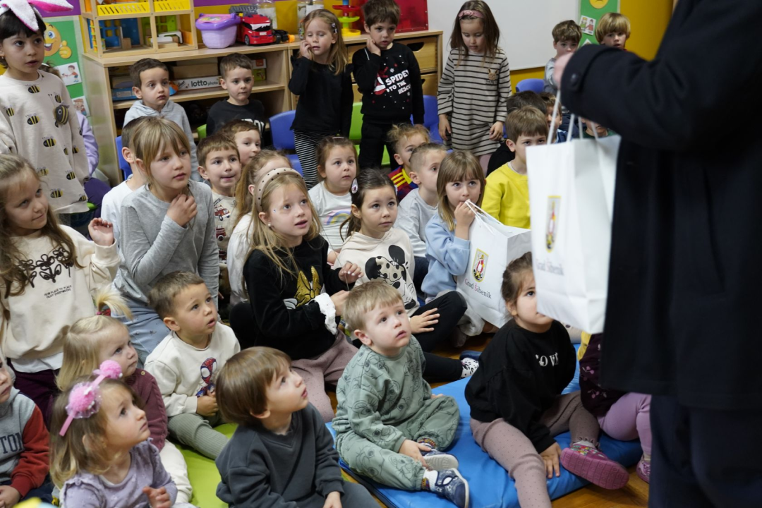 Gradonačelnik posjetio Dječji vrtić Blažena Hozana: Djeci i odgojiteljicama čestitao Uskrs