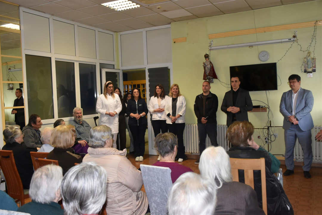 FOTO Župan Rakić posjetio korisnike Cvjetnog doma, podijelio im uskrsne pogače