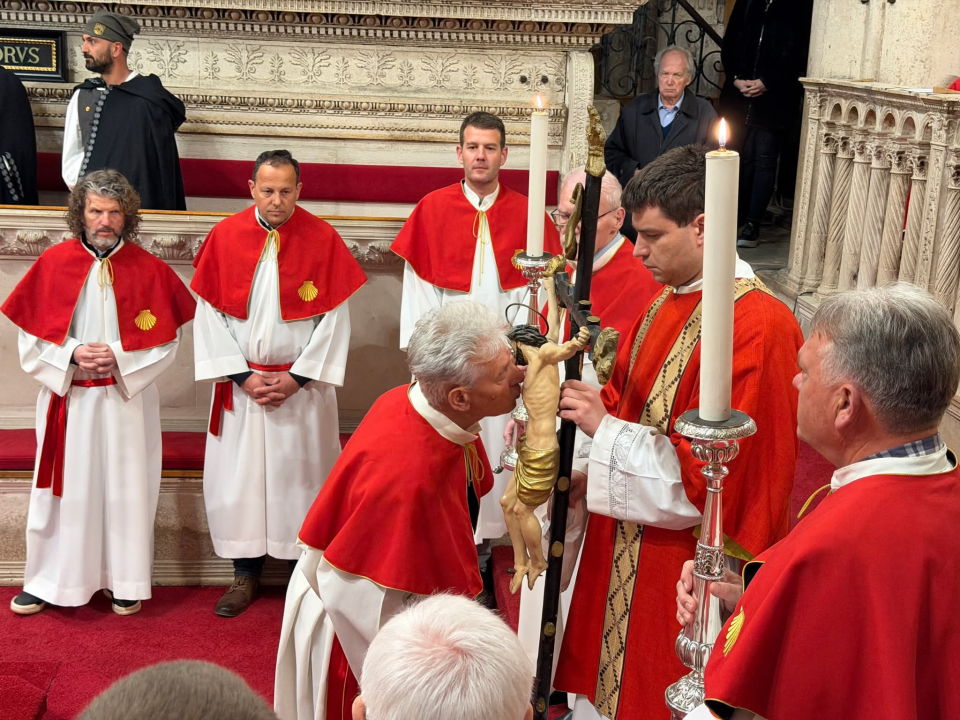 Veliki petak u katedrali sv. Jakova: 'Krist je dragovoljno ušao u smrt da bi čovjeku donio život'