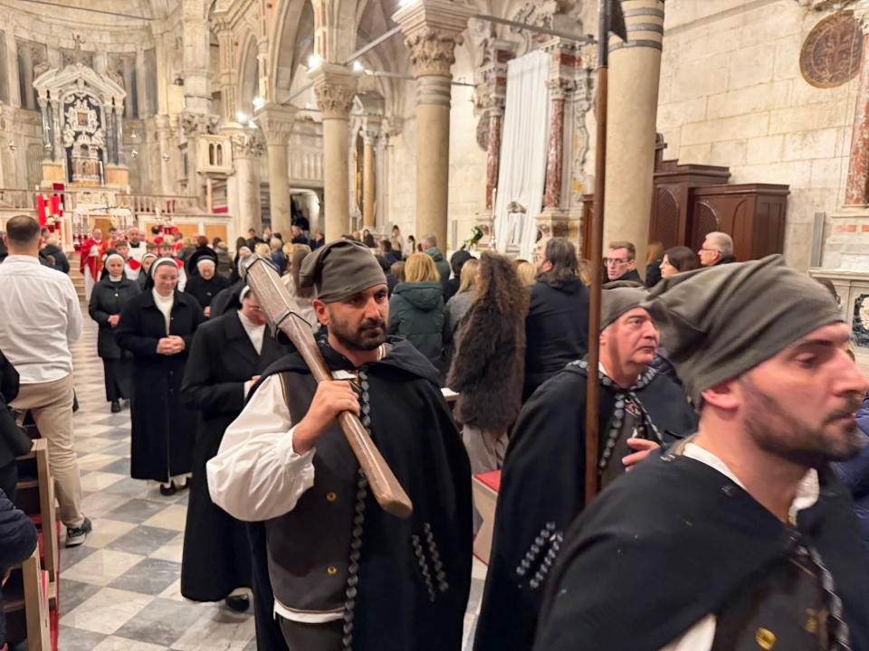 Veliki petak u katedrali sv. Jakova: 'Krist je dragovoljno ušao u smrt da bi čovjeku donio život'