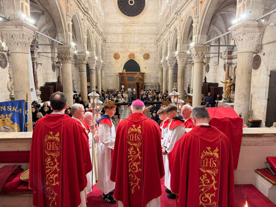 Veliki petak u katedrali sv. Jakova: 'Krist je dragovoljno ušao u smrt da bi čovjeku donio život'