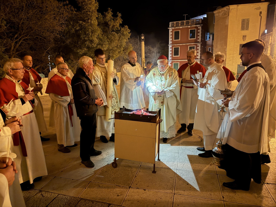 FOTO Vazmeno bdijenje u šibenskoj katedrali: Govoriti o Uskrsnuću znači tepati