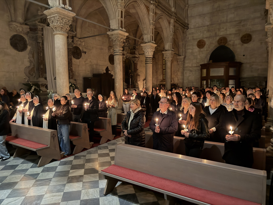 FOTO Vazmeno bdijenje u šibenskoj katedrali: Govoriti o Uskrsnuću znači tepati