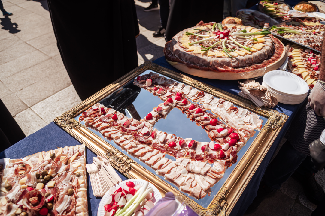 FOTO Obrtnici i ove godine pripremili uskrsni doručak u Šibeniku, glavna zvijezda bila je mega fritaja