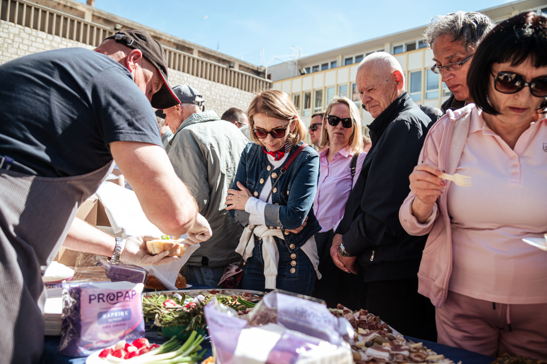 FOTO Obrtnici i ove godine pripremili uskrsni doručak u Šibeniku, glavna zvijezda bila je mega fritaja