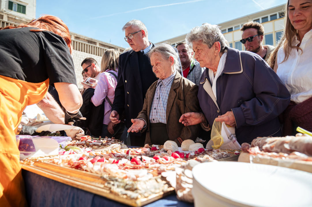 FOTO Obrtnici i ove godine pripremili uskrsni doručak u Šibeniku, glavna zvijezda bila je mega fritaja