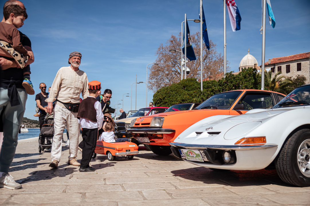 FOTO Obrtnici i ove godine pripremili uskrsni doručak u Šibeniku, glavna zvijezda bila je mega fritaja
