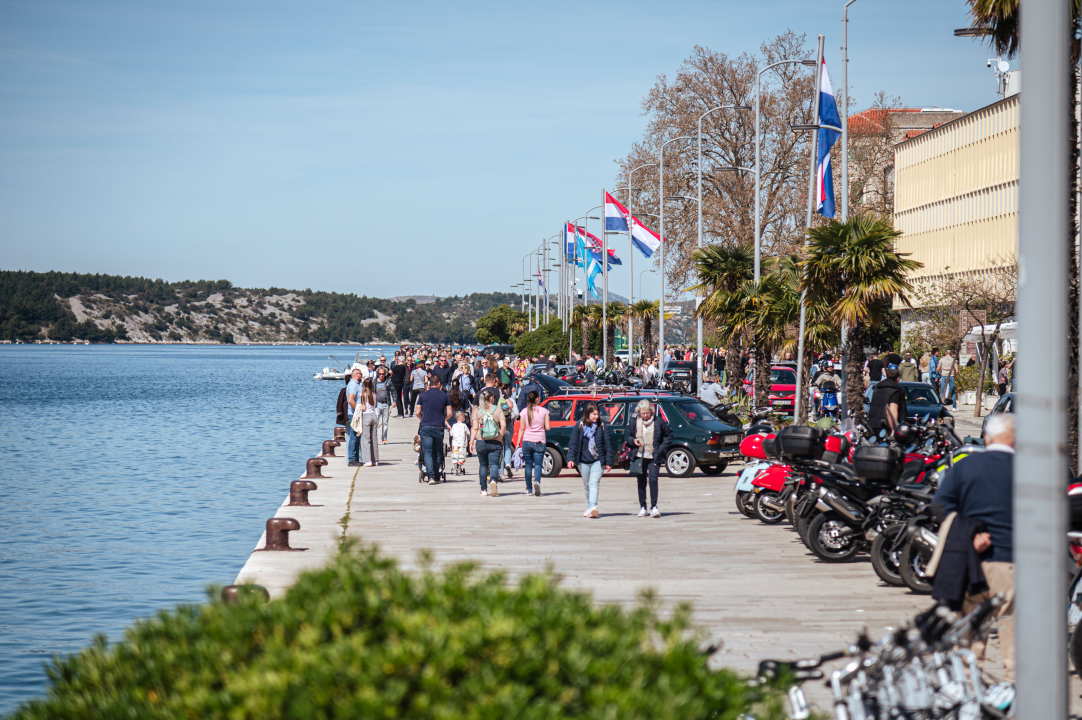 FOTO Obrtnici i ove godine pripremili uskrsni doručak u Šibeniku, glavna zvijezda bila je mega fritaja