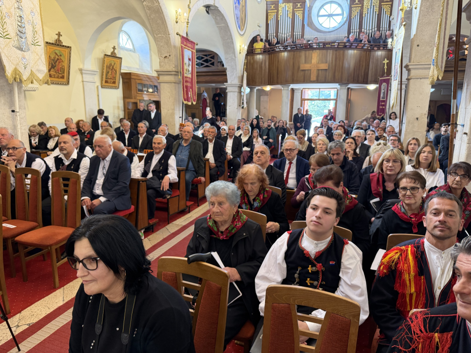 Smotra izvornog pučkog crkvenog pjevanja Šibenske biskupije održana u Primoštenu