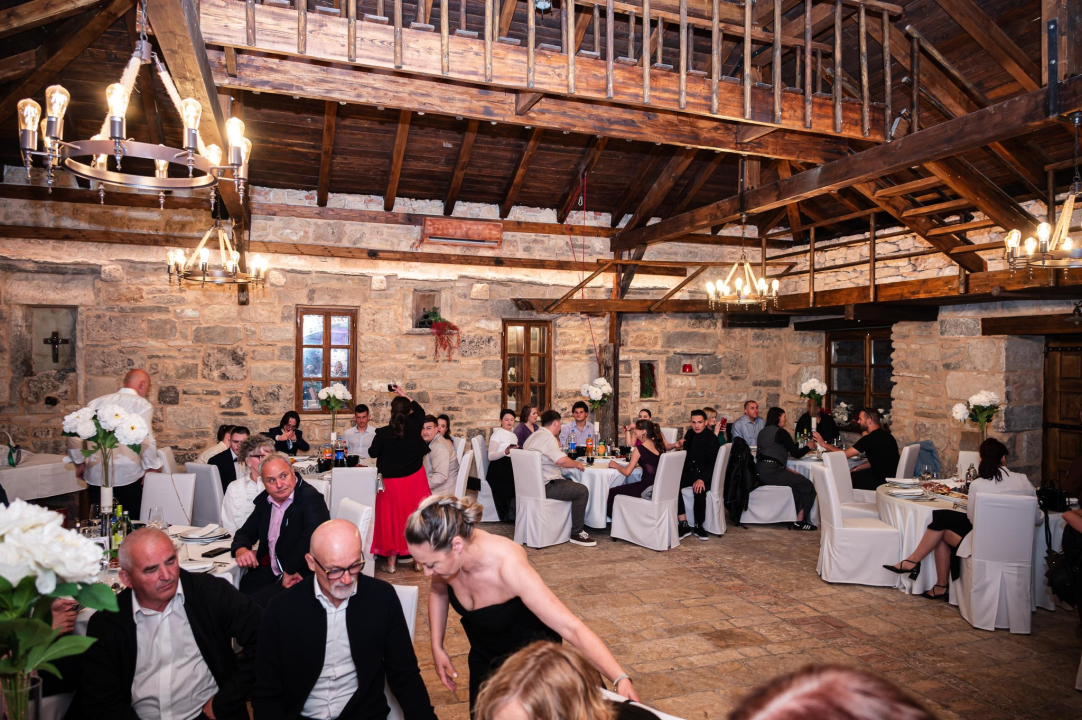 Maturalni ples učenika centra Šubićevac u znaku ljubavi