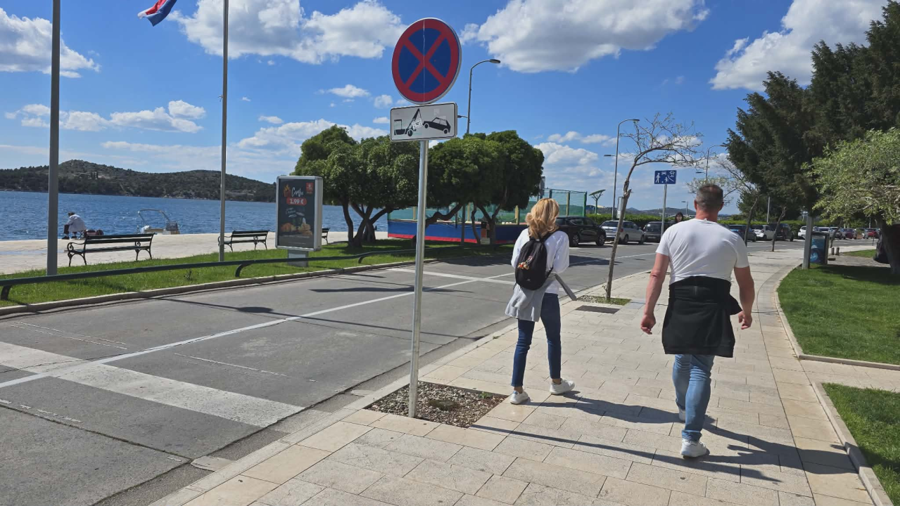 Kad grad ‘posadi’ znakove: Šibenska riva bez hlada, ali puna apsurda ‘Tko je ovo odobrio?’