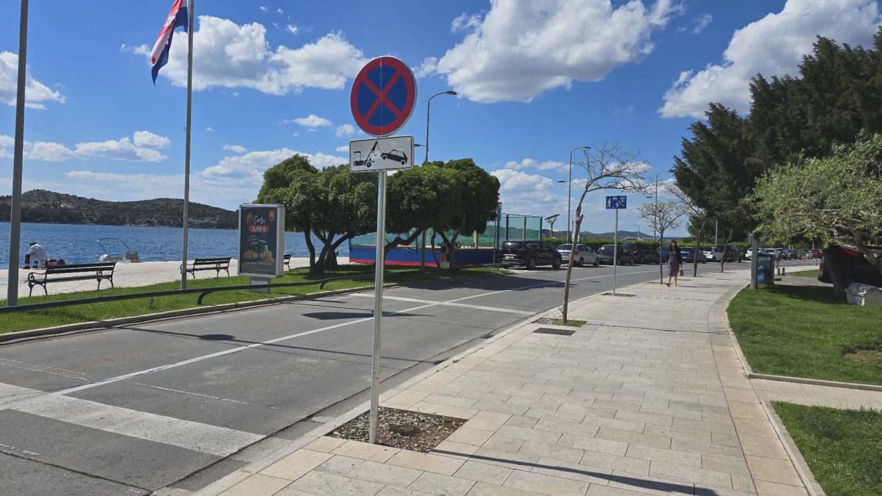 Kad grad ‘posadi’ znakove: Šibenska riva bez hlada, ali puna apsurda ‘Tko je ovo odobrio?’