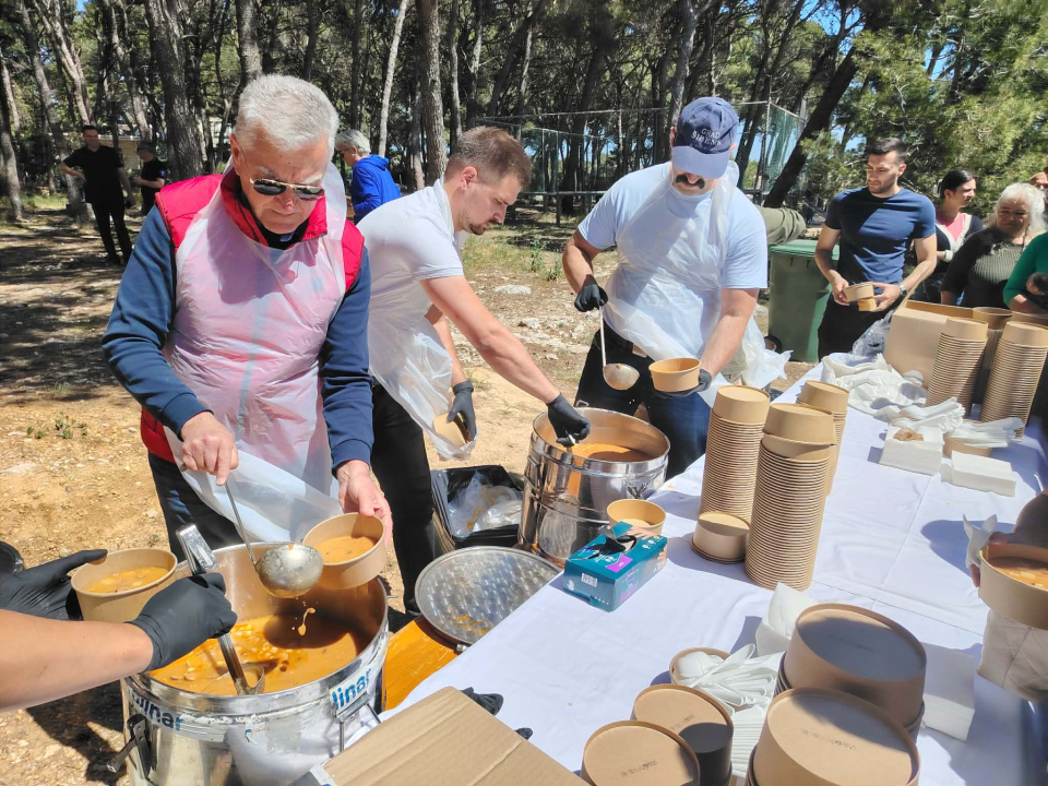 Prvi maj na Jadriji: Podijeljene porcije fažola, za sve posjetitelje slijedi zabava uz Fenixe