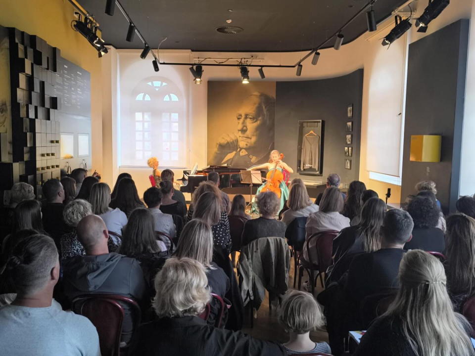 Učenica šibenske glazbene škole, violončelistica Antea, održala koncert u kazalištu