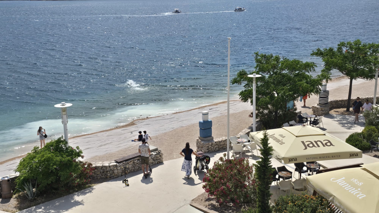 Bager uređuje Banj: More nakratko pobijelilo, ali kupače nije otjeralo s plaže